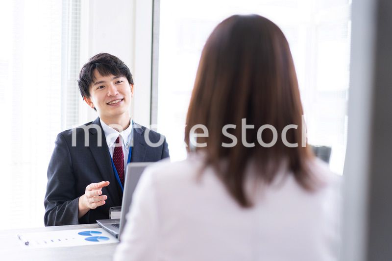 上司と面談をするビジネスパーソン