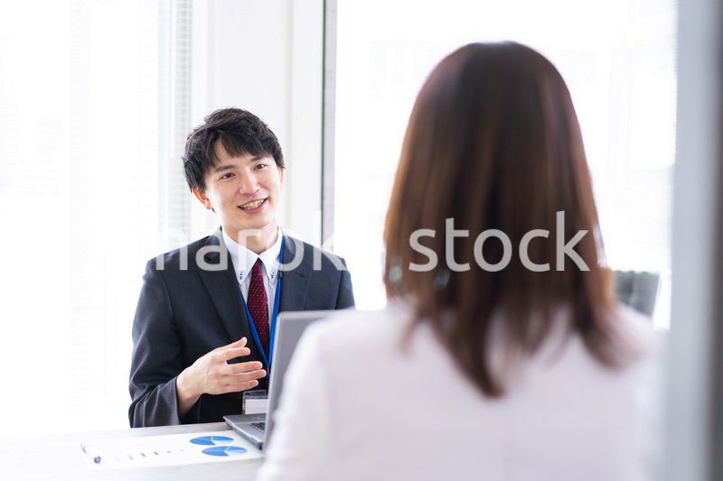 上司と面談をするビジネスパーソン