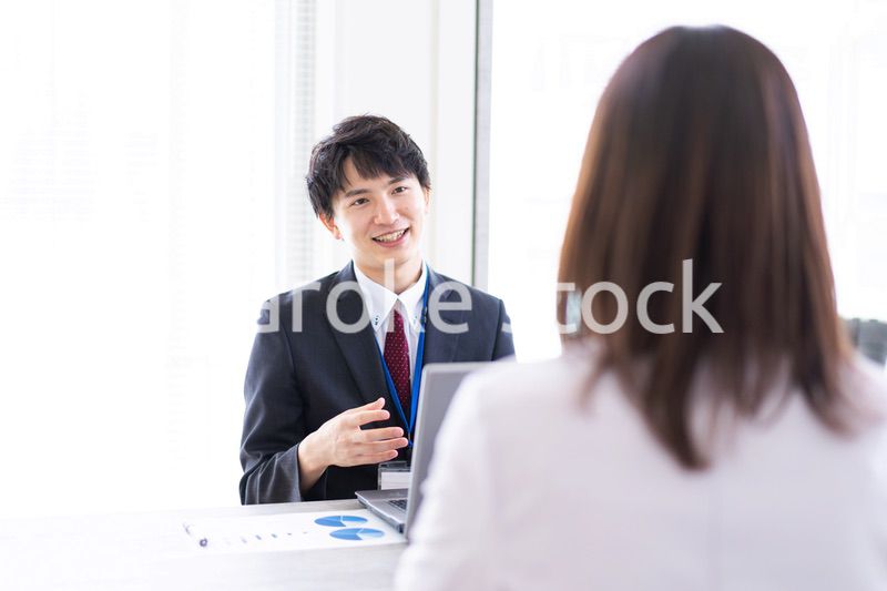 上司と面談をするビジネスパーソン