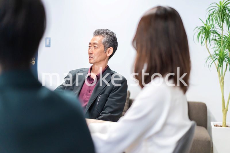 明るい雰囲気で会議をするビジネスパーソン