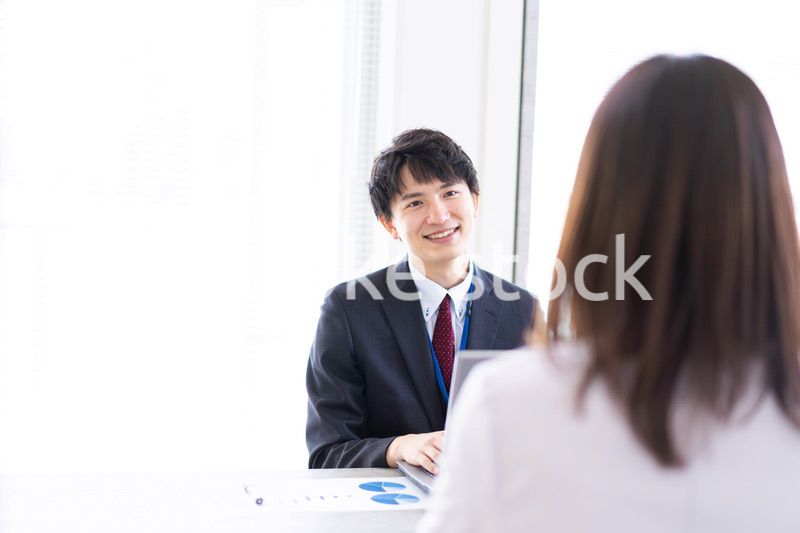 上司と面談をするビジネスパーソン