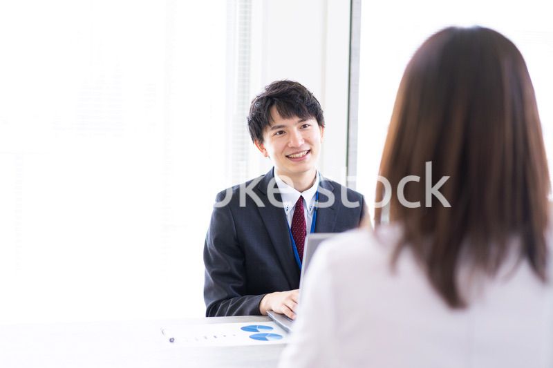上司と面談をするビジネスパーソン
