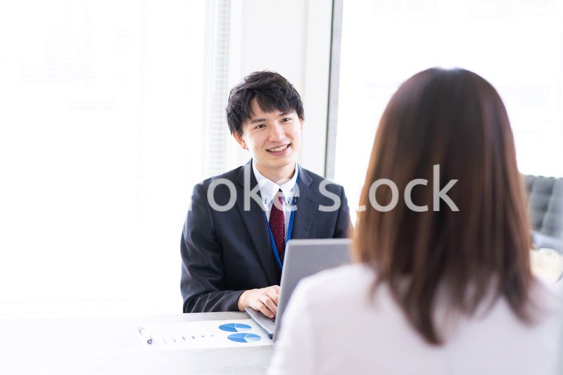 上司と面談をするビジネスパーソン