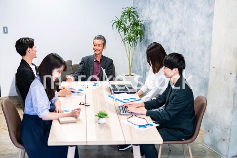 明るい雰囲気で会議をするビジネスパーソン