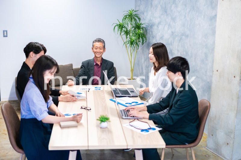 オフィスで会議をするビジネスパーソン