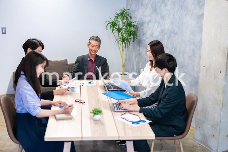 明るい雰囲気で会議をするビジネスパーソン