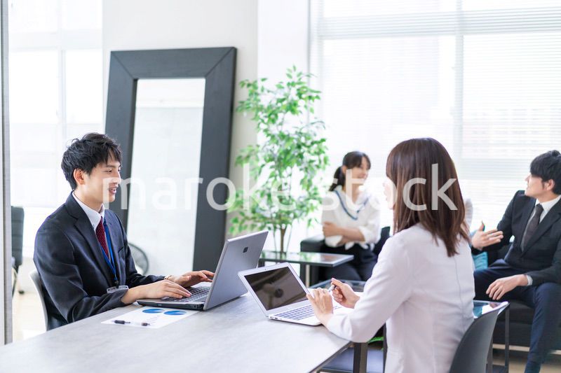 綺麗なオフィスで働く若い会社員