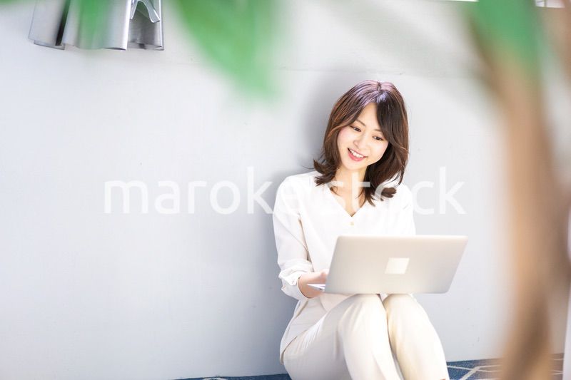 自宅でパソコンを使う若い女性