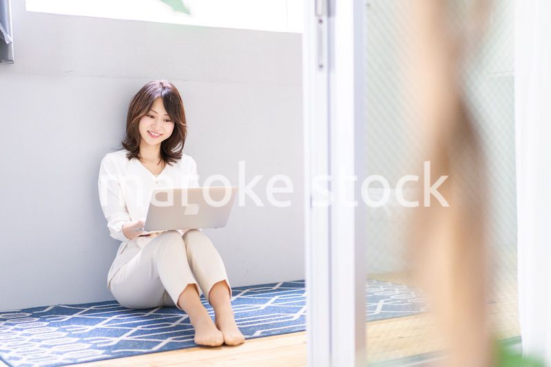 自宅でパソコンを使う若い女性