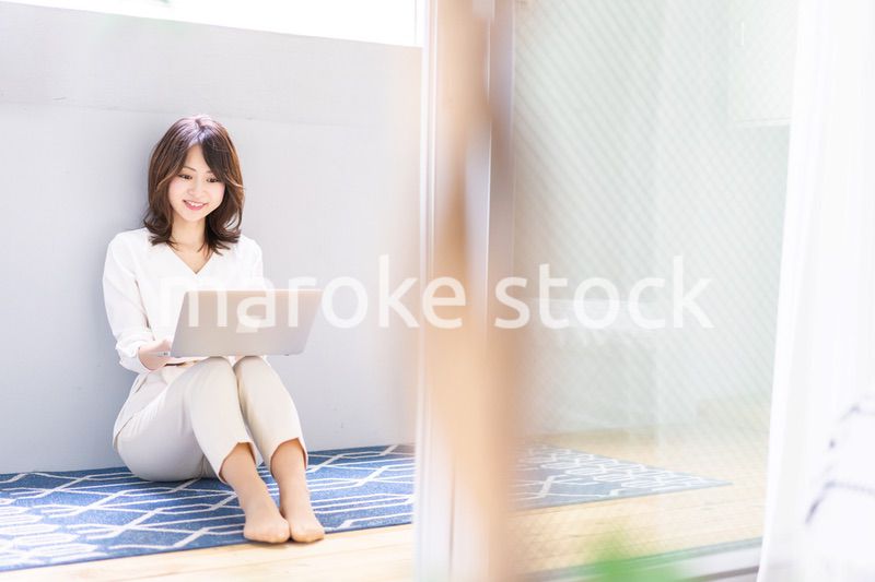 自宅でパソコンを使う若い女性