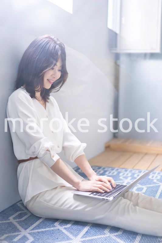 自宅でパソコンを使う若い女性