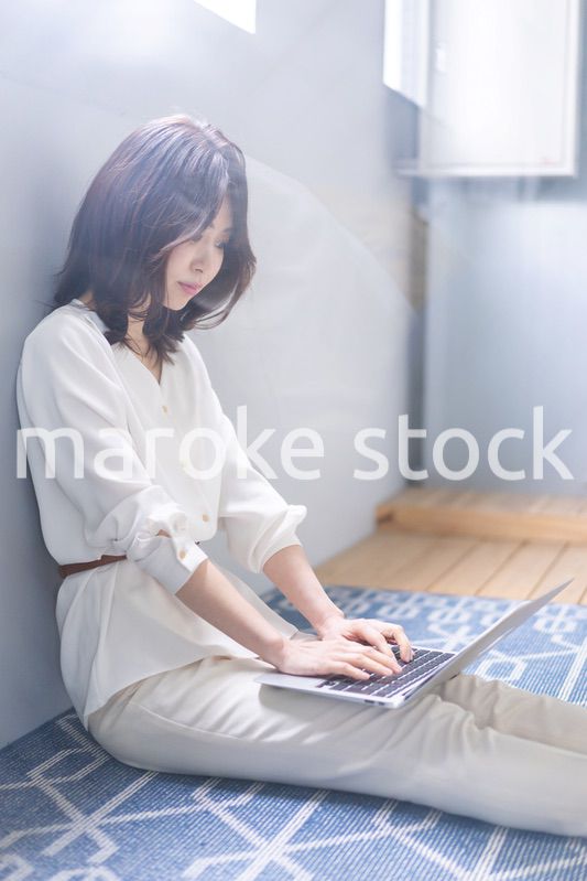 自宅でパソコンを使う若い女性