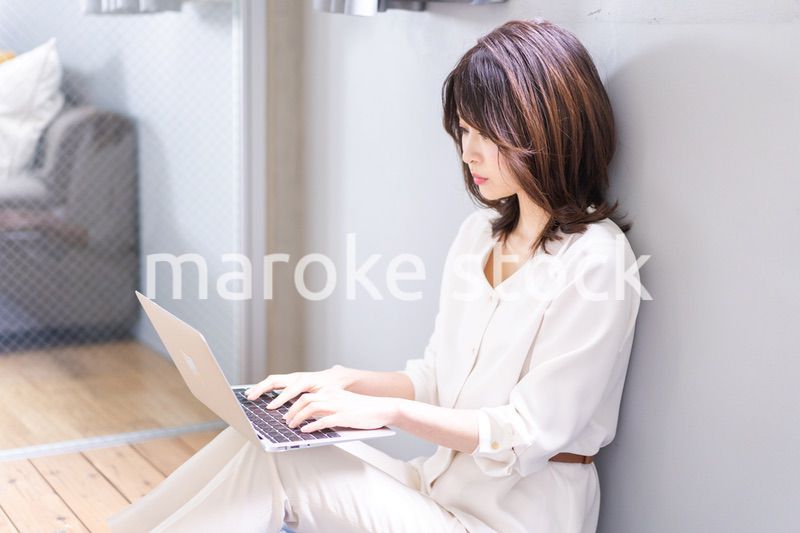 自宅でパソコンを使う若い女性