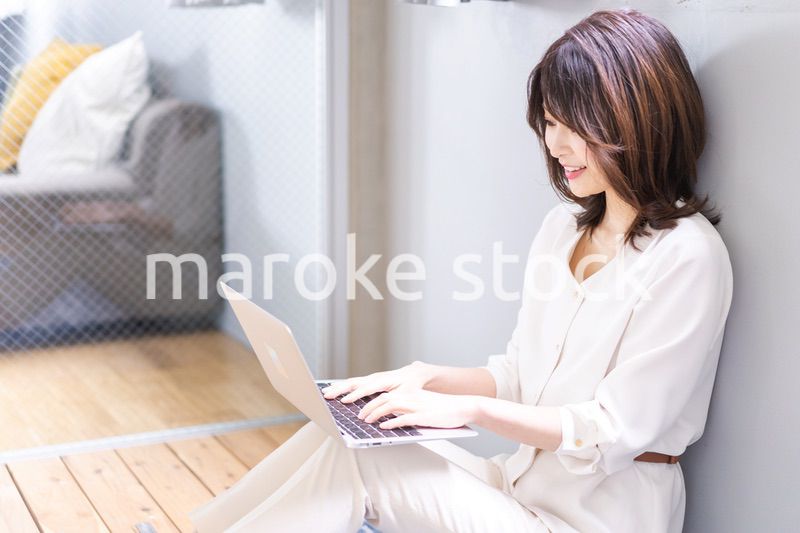 自宅でパソコンを使う若い女性