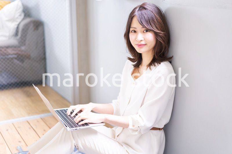 自宅でパソコンを使う若い女性