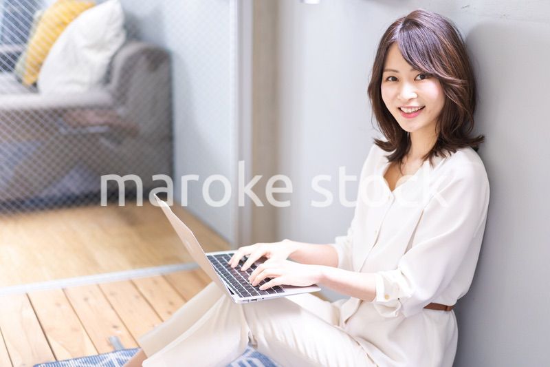 自宅でパソコンを使う若い女性