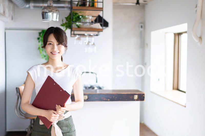 カフェで働く若い女性スタッフ