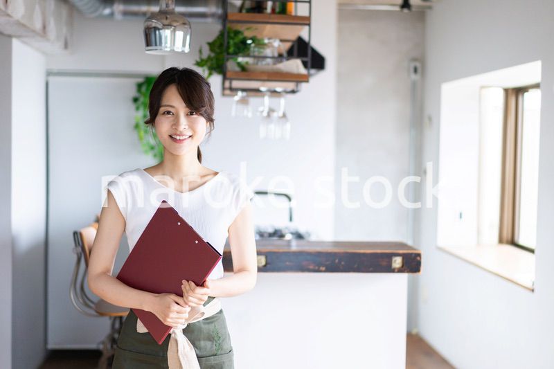 カフェで働く若い女性スタッフ