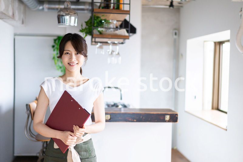 カフェで働く若い女性スタッフ