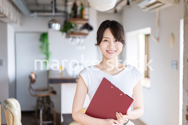 カフェで働く若い女性スタッフ