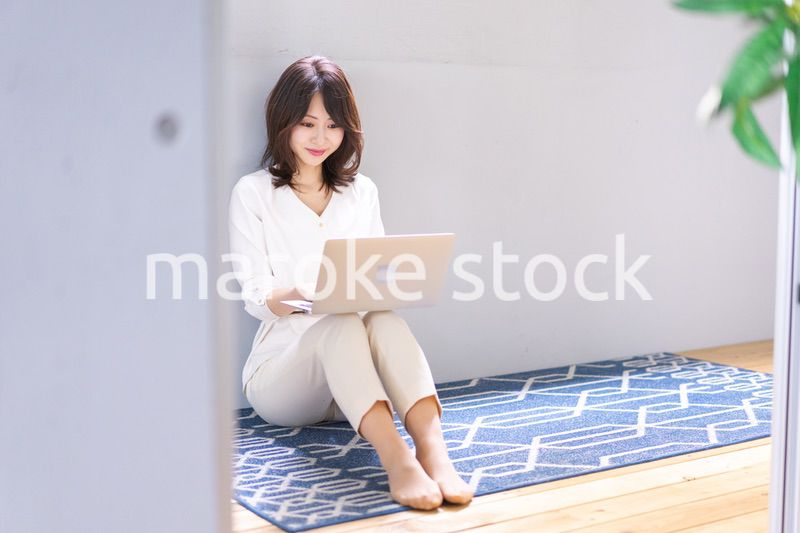 自宅でパソコンを使う若い女性