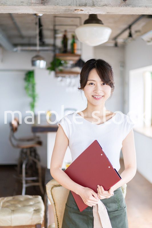 カフェで働く若い女性スタッフ