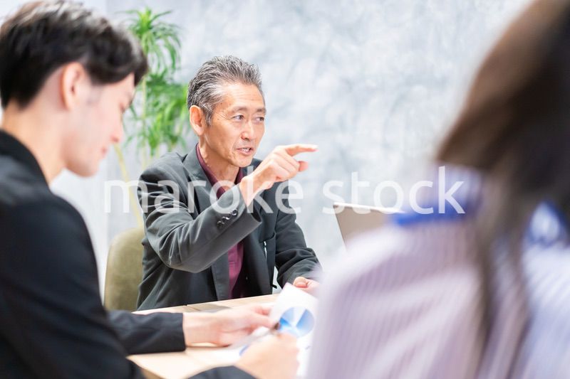 明るい雰囲気で会議をするビジネスパーソン