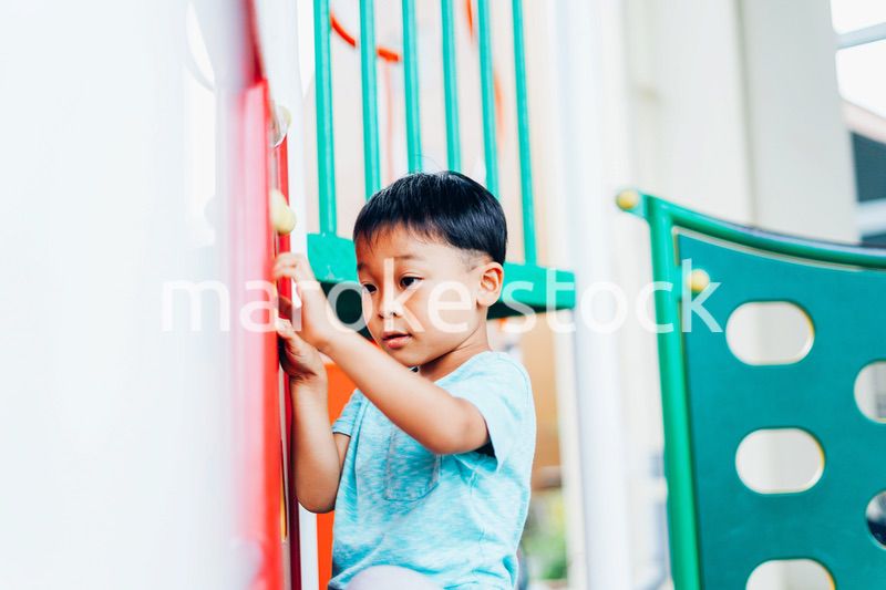 遊具で遊ぶ小さな男の子