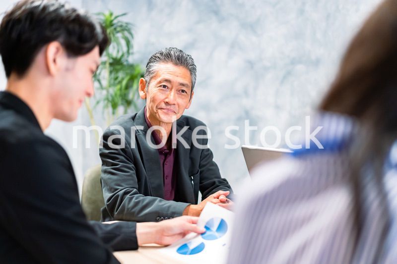 明るい雰囲気で会議をするビジネスパーソン