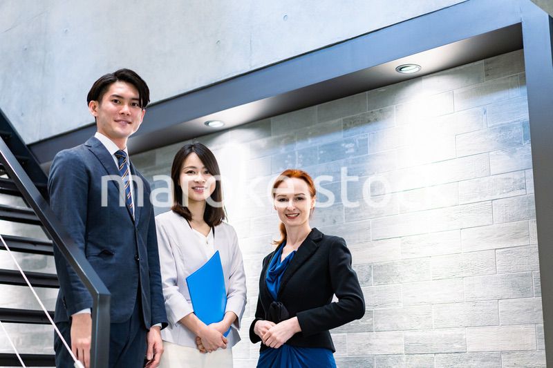 オフィスの階段で話をするビジネスパーソン