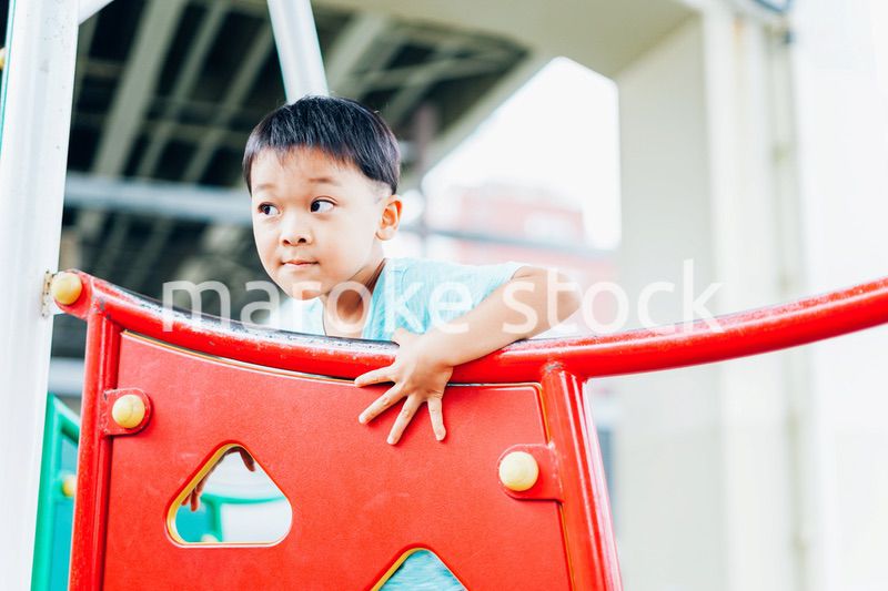 遊具で遊ぶ小さな男の子