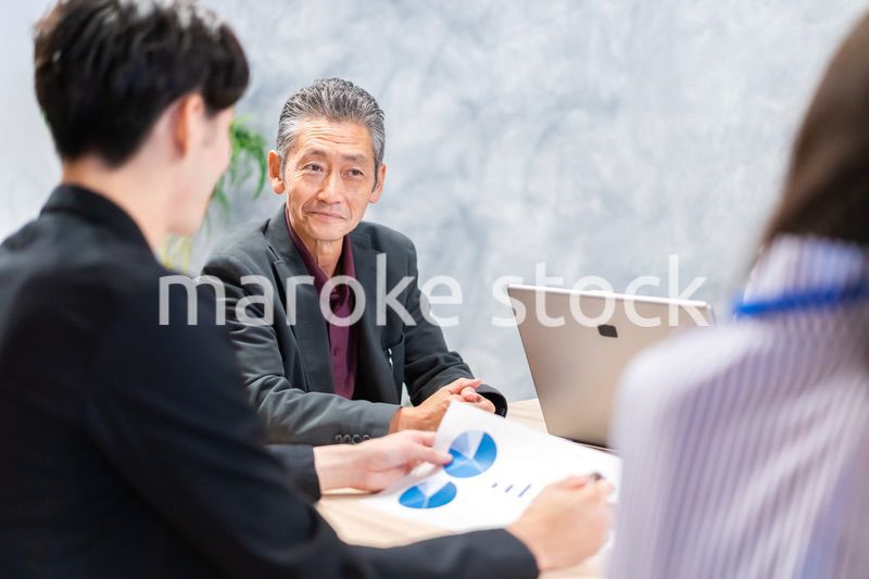 明るい雰囲気で会議をするビジネスパーソン