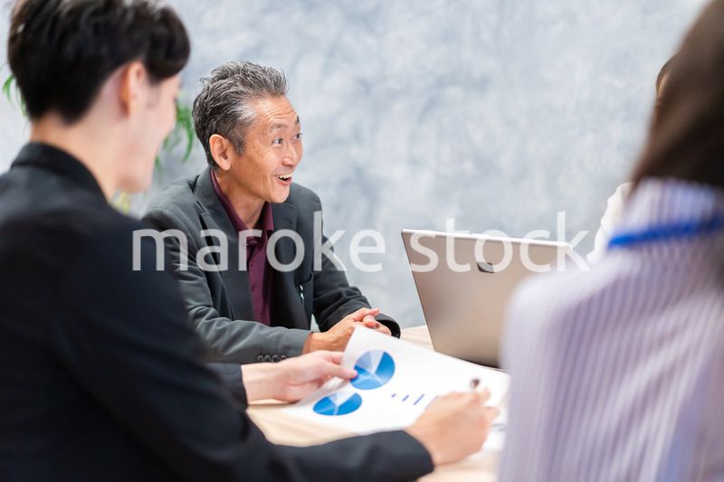 明るい雰囲気で会議をするビジネスパーソン