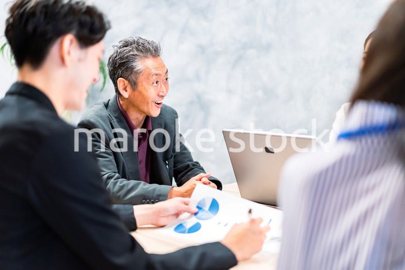 明るい雰囲気で会議をするビジネスパーソン