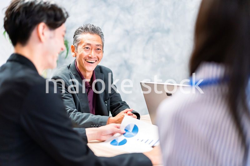 明るい雰囲気で会議をするビジネスパーソン