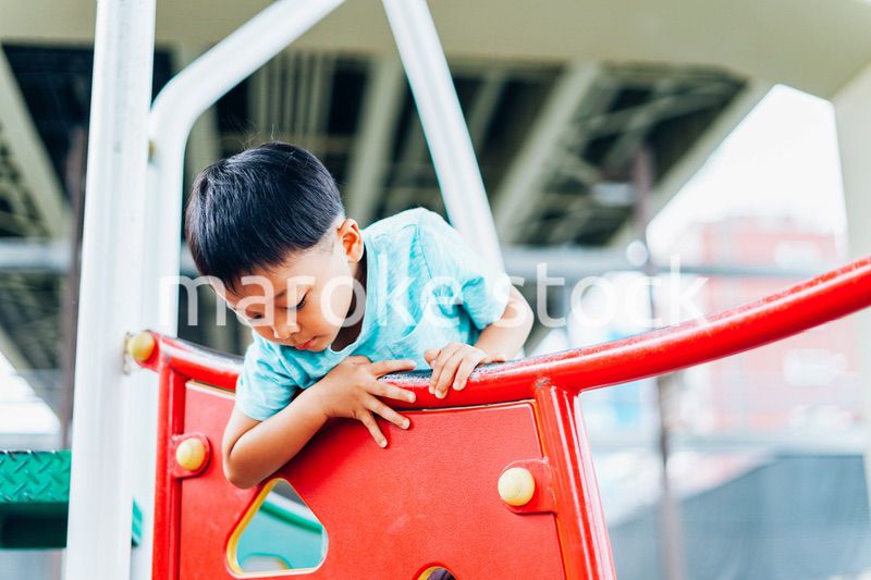 遊具で遊ぶ小さな男の子