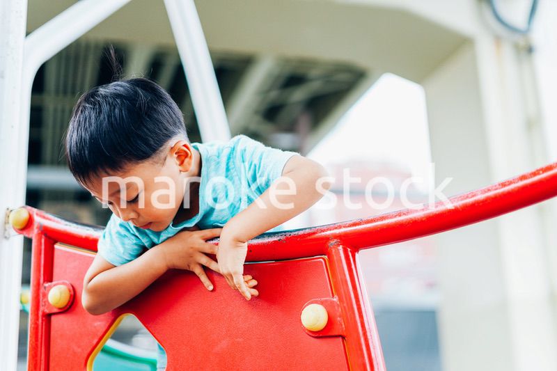 遊具で遊ぶ小さな男の子