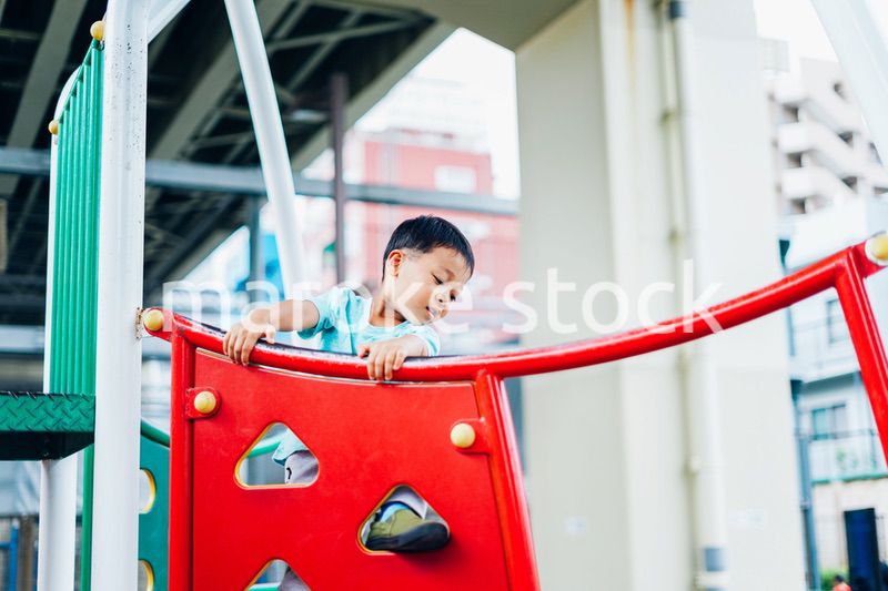 遊具で遊ぶ小さな男の子