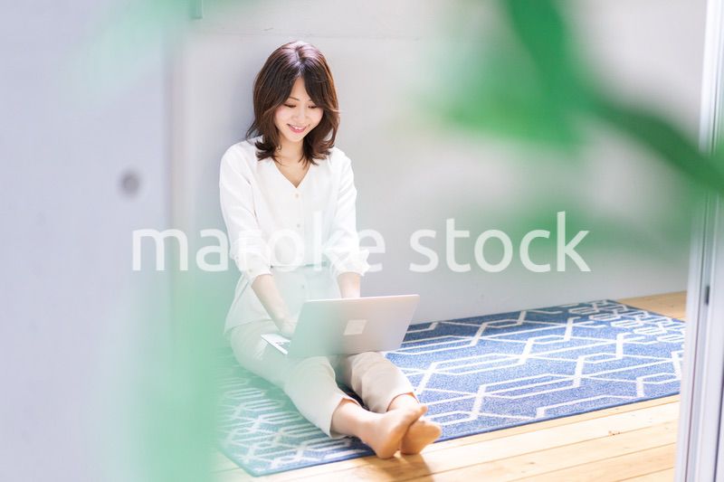 自宅でパソコンを使う若い女性