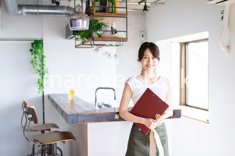 カフェで働く若い女性スタッフ