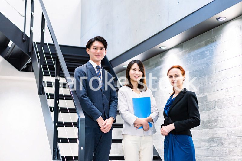 オフィスの階段で話をするビジネスパーソン