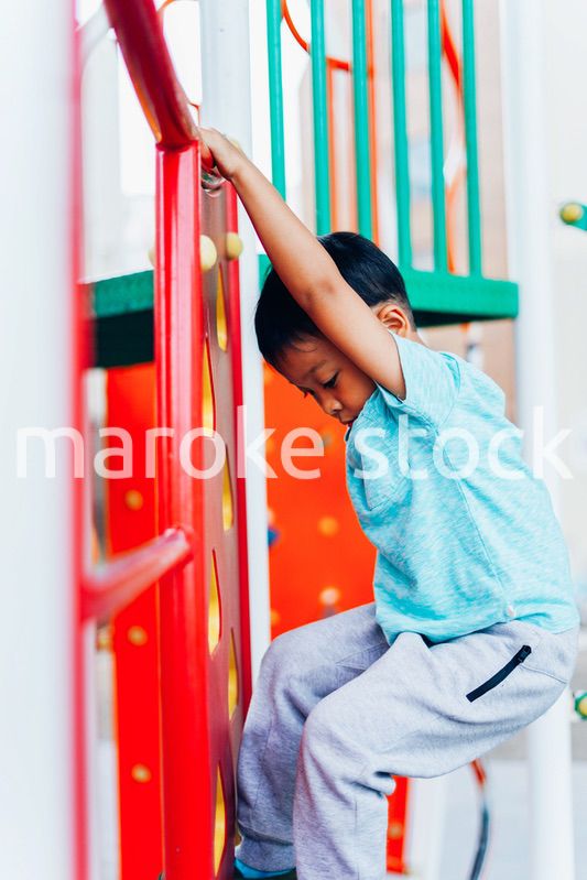 遊具で遊ぶ小さな男の子