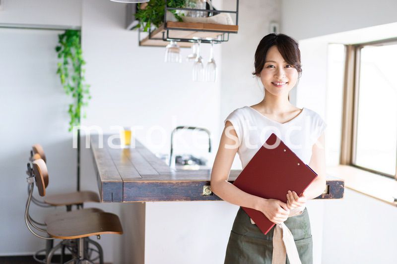 カフェで働く若い女性スタッフ
