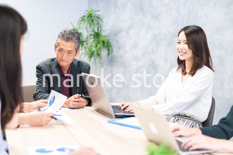 明るい雰囲気で会議をするビジネスパーソン