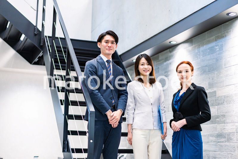 オフィスの階段で話をするビジネスパーソン