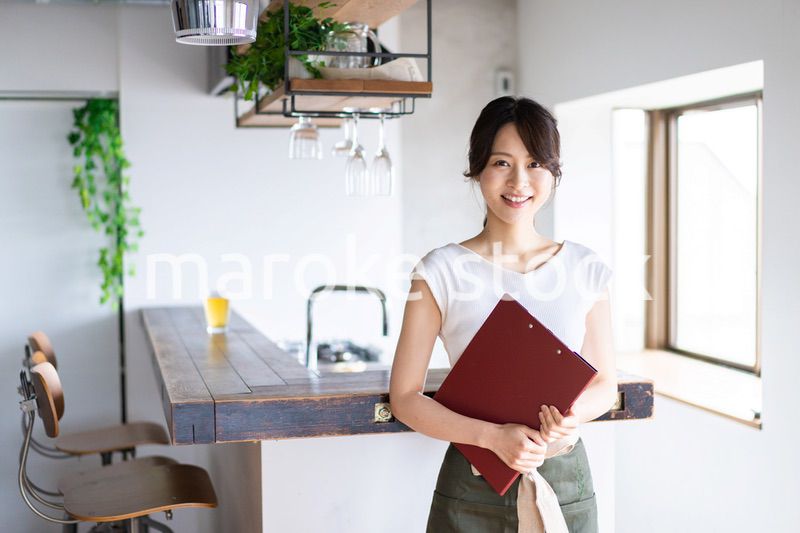 カフェで働く若い女性スタッフ