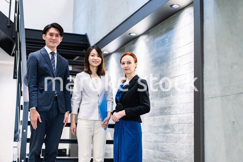 オフィスの階段で話をするビジネスパーソン