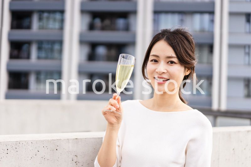 ペントハウスでワインを愉しむリッチな女性