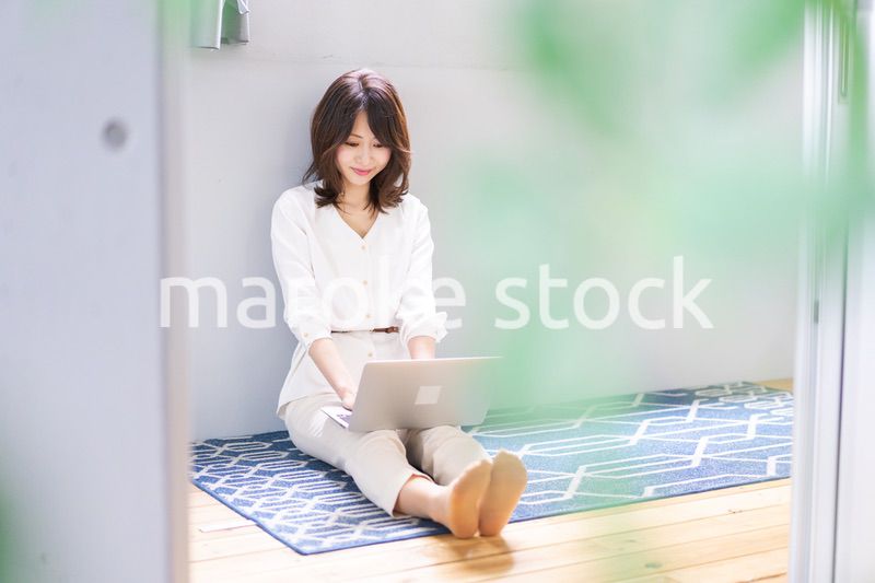 自宅でパソコンを使う若い女性