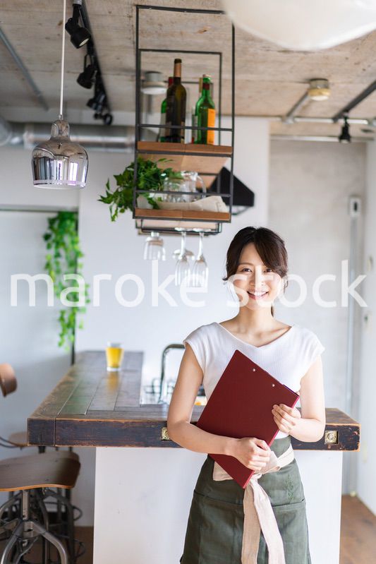 カフェで働く若い女性スタッフ